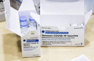 Az EU rábólintott az egydózisú vakcinára, áprilistól érkezik a Johnson & Johnson oltóanyaga