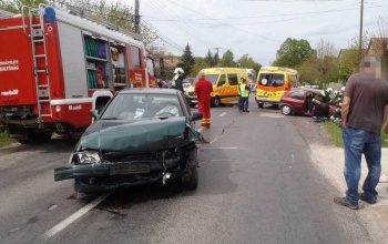 Két személyautó karambolozott Pusztaszemesen