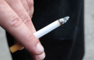 Több száz forinttal drágulhat egy doboz cigaretta, a benzin adója is nő