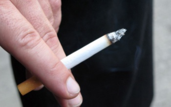 Több száz forinttal drágulhat egy doboz cigaretta, a benzin adója is nő