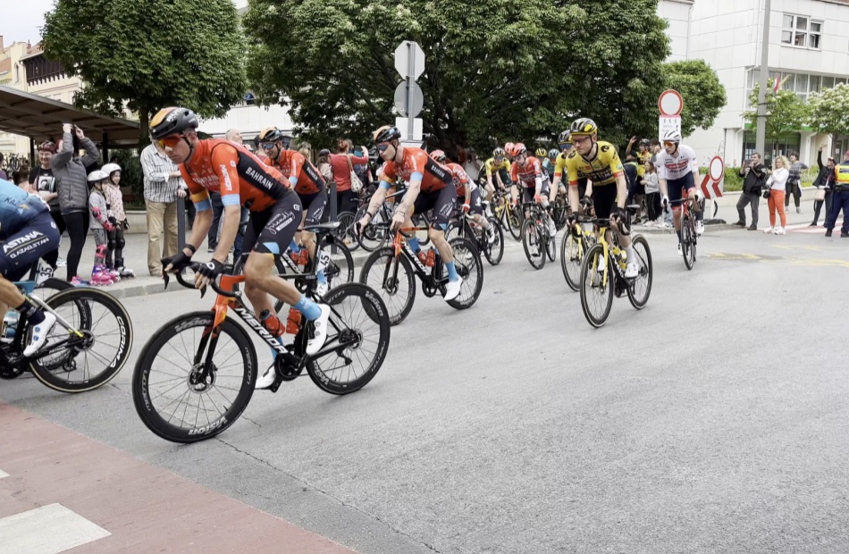 Így startolt el a Giro mezőnye Kaposvárról - videó