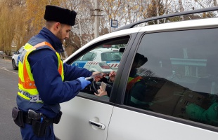 Ellenőriztek és szaloncukrot osztogattak a rendőrök