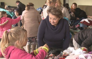 Adományokból gyűlt ajándékcsomagokat osztottak