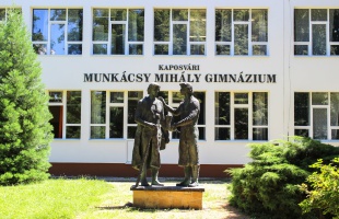 Negyven éve állnak a gimi előtt a Diákok