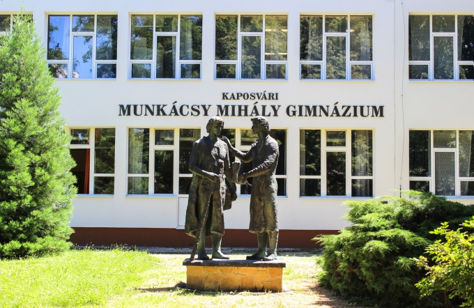 Negyven éve állnak a gimi előtt a Diákok