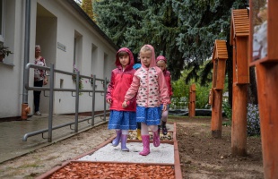 Egy évet sétálhatnak körbe a Szántó utcai ovi ösvényén