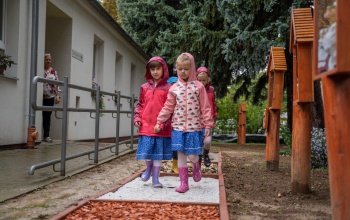Egy évet sétálhatnak körbe a Szántó utcai ovi ösvényén
