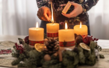 Az utolsó adventi gyertya meggyújtása: a szeretet fénye az ünnep küszöbén