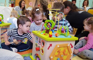 Milliónyi ajándék játék a kaposvári bölcsiknek