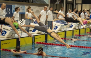 Több száz úszó ugrott a medencébe az 54. Csik Ferenc Emlékversenyen