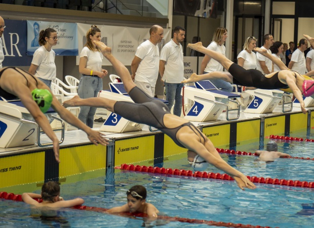 Több száz úszó ugrott a medencébe az 54. Csik Ferenc Emlékversenyen