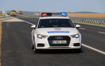 Trükkös módszerhez folyamodott a kamionos, mert késésben volt