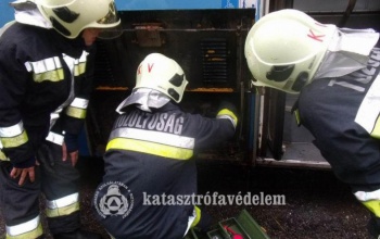 Kigyulladt egy csuklós busz Toponáron