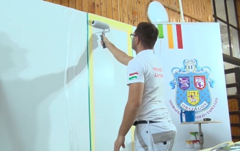 Nem celebek, hanem igazi szakemberek – jótékonysági festéssel újult meg a Lamping-szakiskola