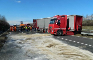 Veszélyes anyag ömlött az M7-re egy kamionból