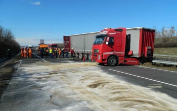 Veszélyes anyag ömlött az M7-re egy kamionból