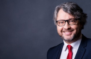Klasszikus zenei stand up esttel készül a Kaposfest műsorvezetője: interjú Bősze Ádámmal