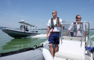 Rengeteg embert kellett kimenteni a Balatonból pénteken