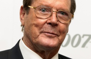 Elhunyt Roger Moore