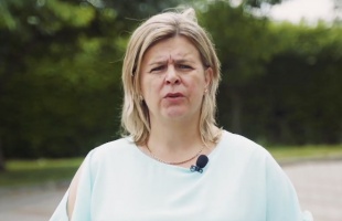 Kárpáti Tímea: a balról előjött vírustagadók, álvirológusok és oltásellenesek úgy hátráltatták a védekezést, ahogy csak tudták