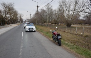 A szántódi réven egykerekezett a motoros, amikor az utasa leesett a járműről