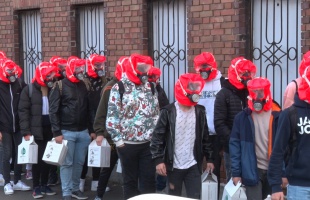 Maszkban menekítették ki a diákokat - ammóniaszivárgást imitálva gyakorlatoztak a tűzoltók