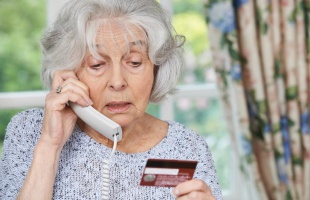 Még mindig rengetegen bedőlnek a telefonos csalóknak