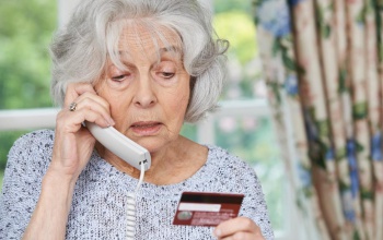 Még mindig rengetegen bedőlnek a telefonos csalóknak