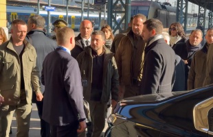 Vonattal érkezett az ukrán elnök az Európai Politikai Közösség csúcstalálkozójára