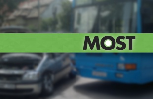 Gyerekeket szállító busz karambolozott