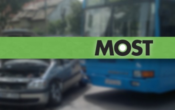 Gyerekeket szállító busz karambolozott