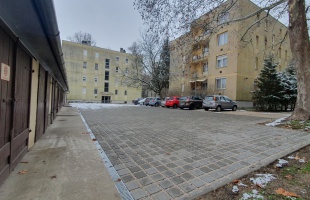 Megújult a garázssor előtti tér a Gróf Apponyi közben