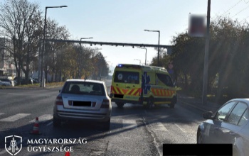 Az egyik autós átengedte a gyalogost a zebrán, de a külső sávban érkező már hiába fékezett