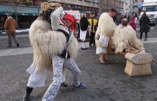 Itt a farsang, áll a bál...