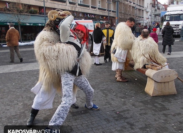 Itt a farsang, áll a bál...