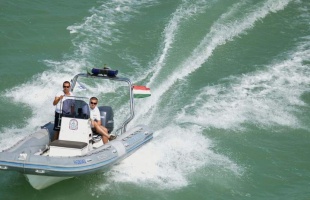 A vízirendőrök segítettek partot érni