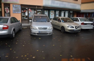 Lezúztak egy parkoló autót a Honvéd utcában