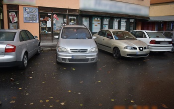 Lezúztak egy parkoló autót a Honvéd utcában