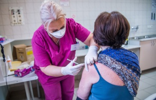 Koronavírus: eddig mintegy 12 ezer egészségügyi dolgozót oltottak be