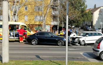 Ütközés a Berzsenyi utcában, a jelzőlámpa is kitört