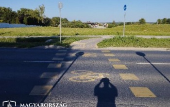 Ütéssel fejezte be az autós a bringással folytatott vitát