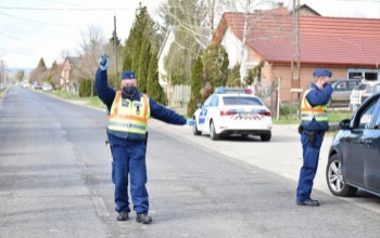 Húsvéti ellenőrzések - ajándékot kaptak a szabályosan közlekedő sofőrök