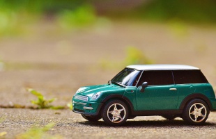 KGFB-kampány: ma éjfélig még felmondhatják kötelező biztosításukat az autósok