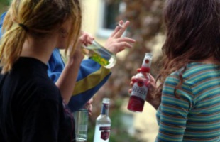 A próbavásárlásoknál kaptak alkoholt vagy cigarettát fiatalkorúak