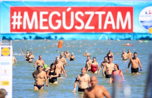 Közel hétezren úszták át a Balatont