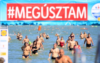 Közel hétezren úszták át a Balatont