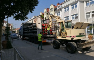 Már a csöveket szállítják a Fő utcán a távhő beruházáshoz