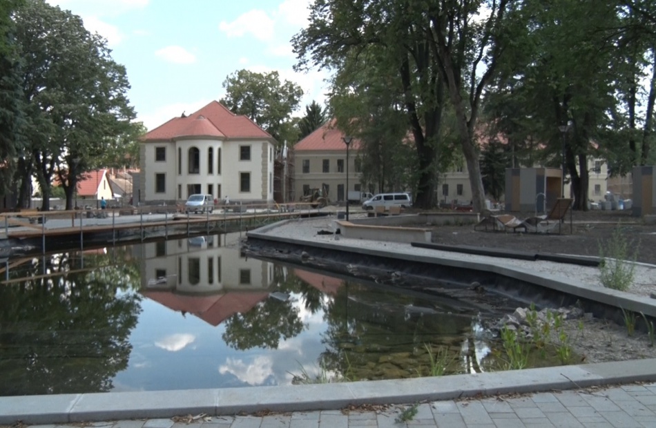 Pad alá rejtett széf, telefontöltő, wifi és egy tó is van a Bajcsy-Zsilinszky utca vadonatúj parkjában