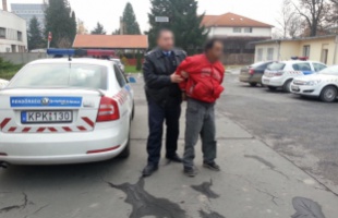 Késsel  támadt a rabló a 85 éves idős asszonyra