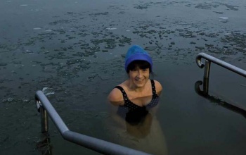 Januárban 31-szer gázolt a jeges Balatonba a füredi pedagógus